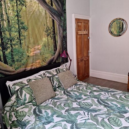 Todmorden Bed & Breakfast - The Toothless Mog Walsden Buitenkant foto