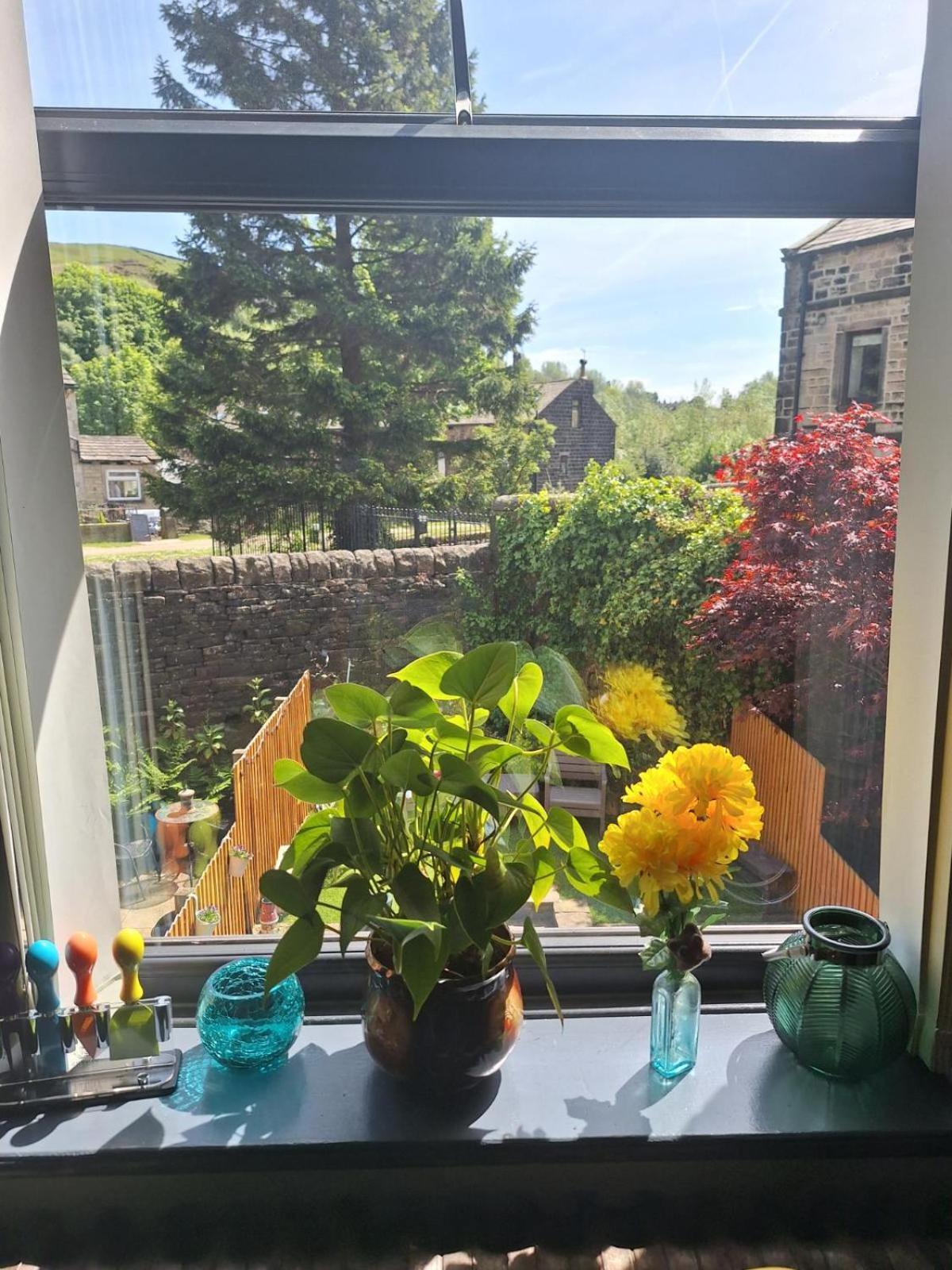 Todmorden Bed & Breakfast - The Toothless Mog Walsden Buitenkant foto