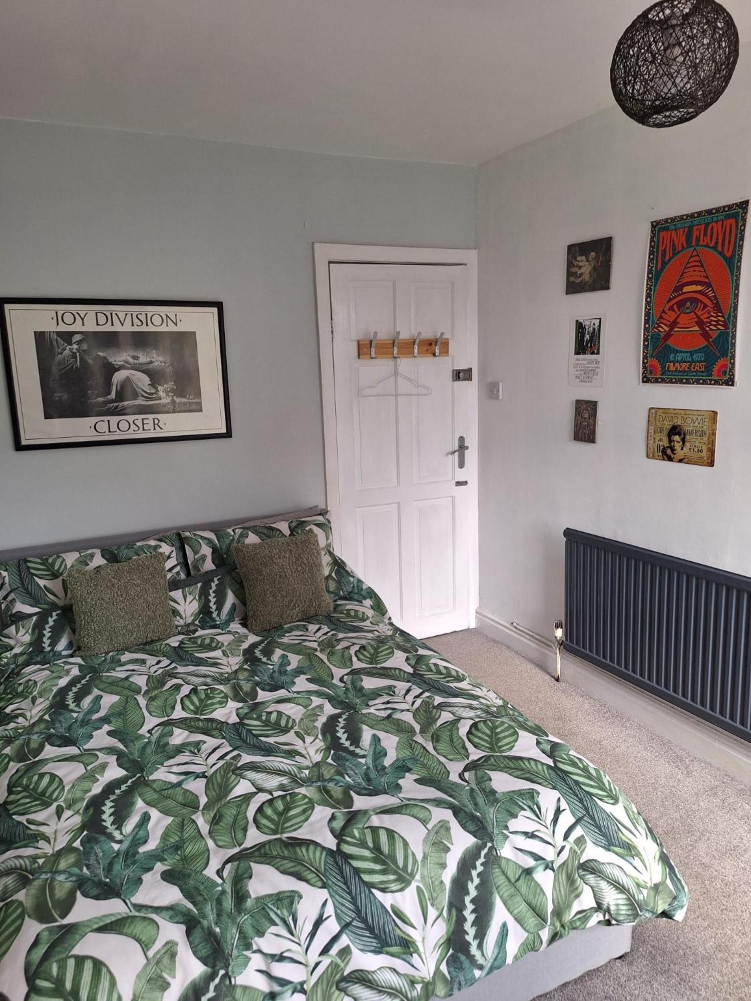 Todmorden Bed & Breakfast - The Toothless Mog Walsden Buitenkant foto