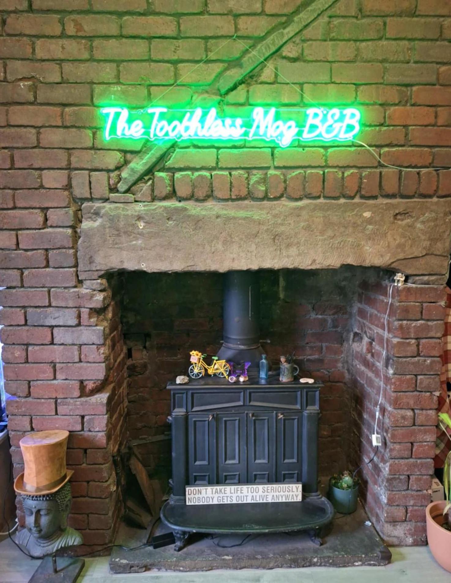 Todmorden Bed & Breakfast - The Toothless Mog Walsden Buitenkant foto